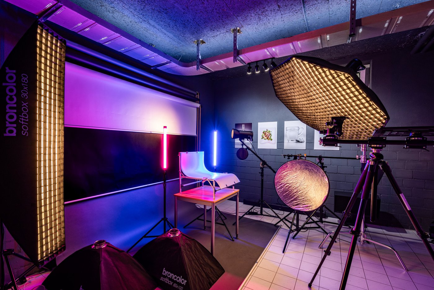 Fotografie des Fotostudios der Gammeter Media AG in St. Moritz. Es sind verschiedene LIchtformer und einen Papierhintergrund zu sehen.