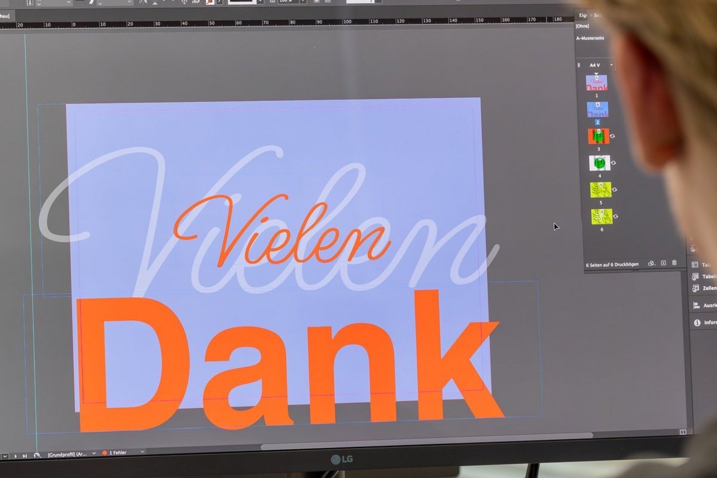 Nahaufnahme eines Monitors, welcher eine grafische Arbeit aufzeigt.