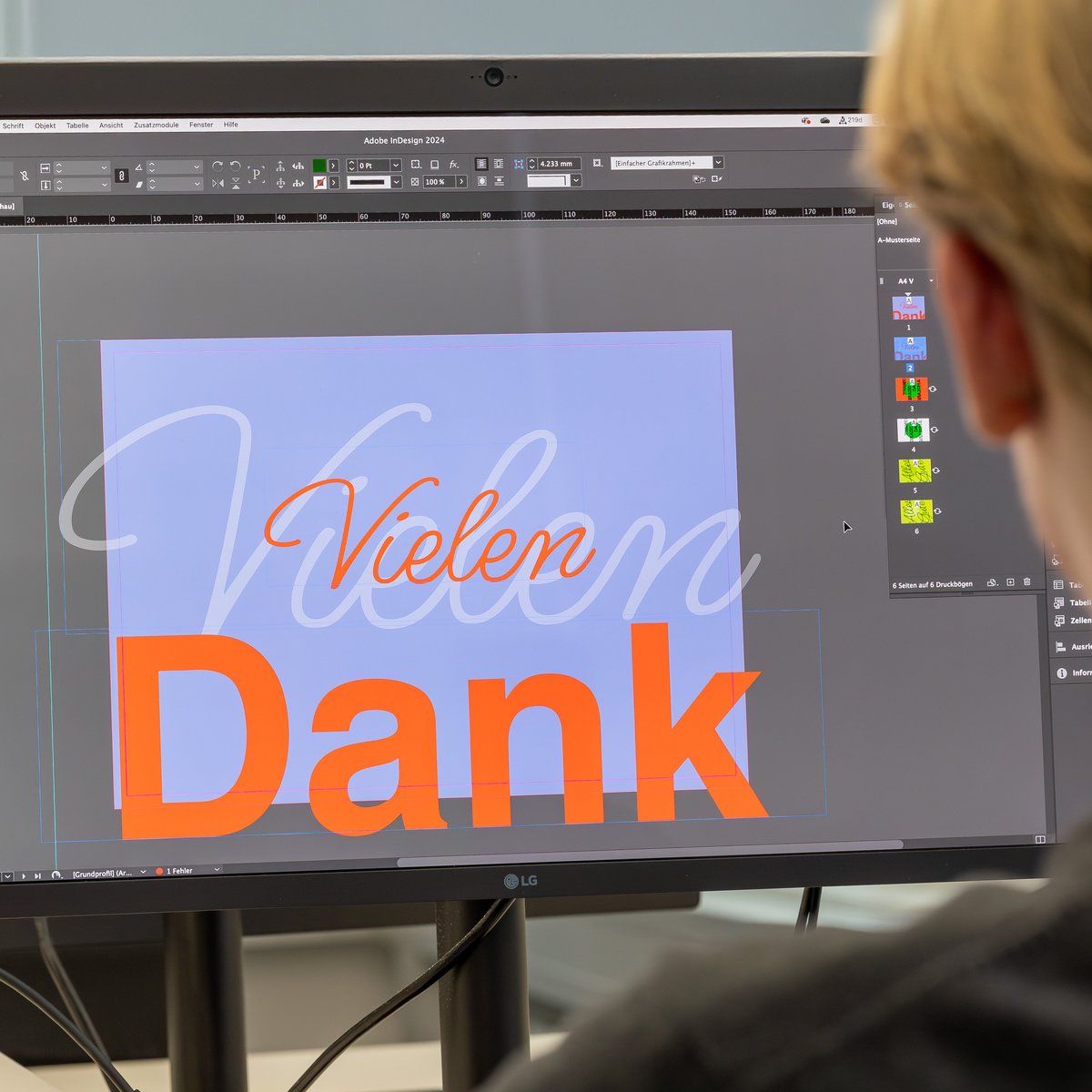 Fotografie eines Computer-Monitors. Es ist zu sehen, dass ein Grafiker eine Grafik erstellt