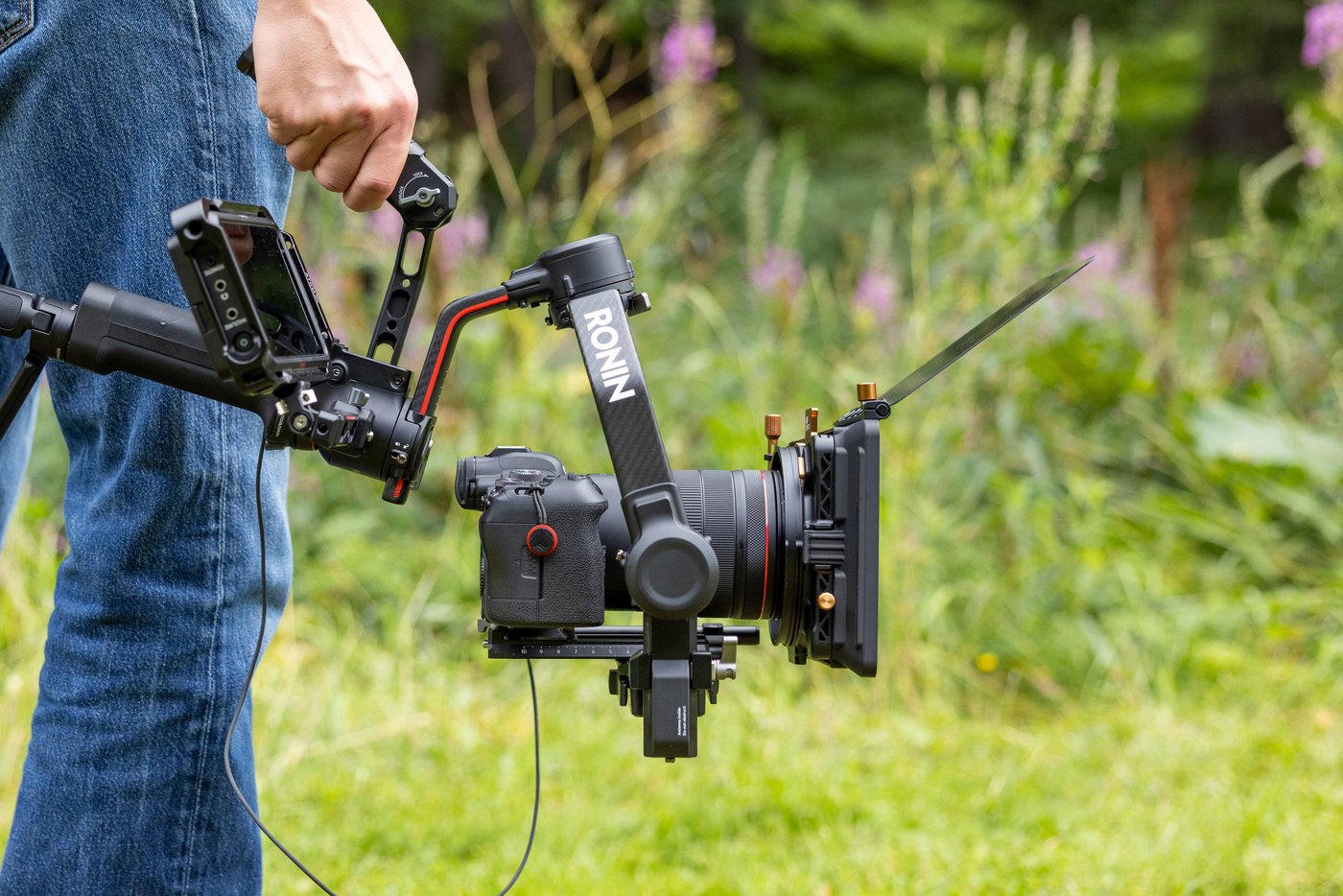 Fotografie einer Videokamera auf einem Gimbal, welche von der Seite fotografiert wurde.